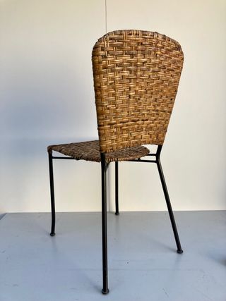 Silla de mimbre trenzado y metal