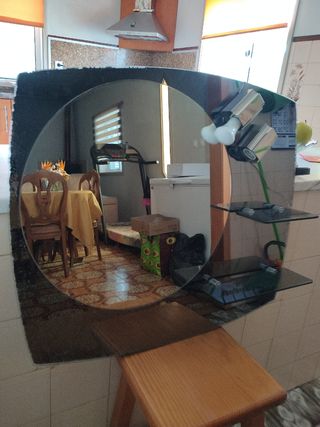 armário de casa de banho está estalado