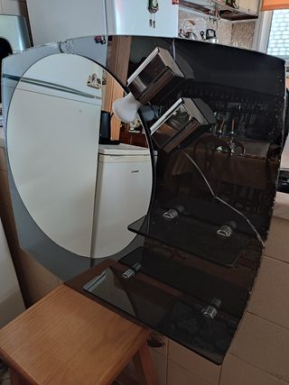 armário de casa de banho está estalado