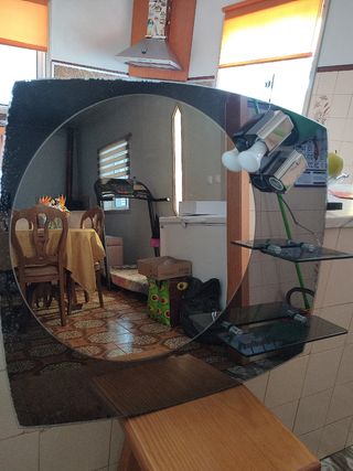 armário de casa de banho está estalado