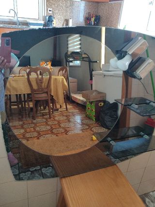 armário de casa de banho está estalado