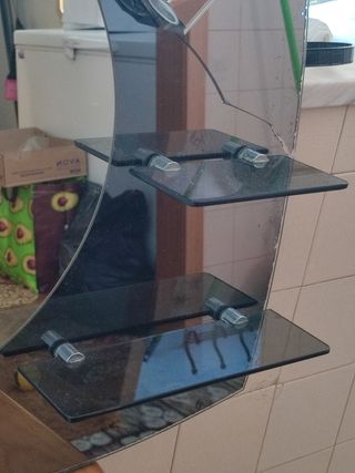 armário de casa de banho está estalado