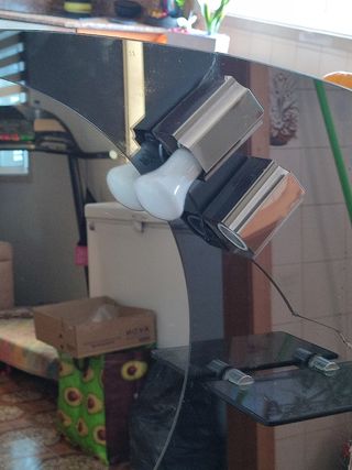 armário de casa de banho está estalado