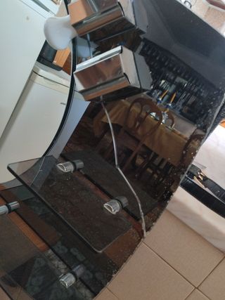 armário de casa de banho está estalado