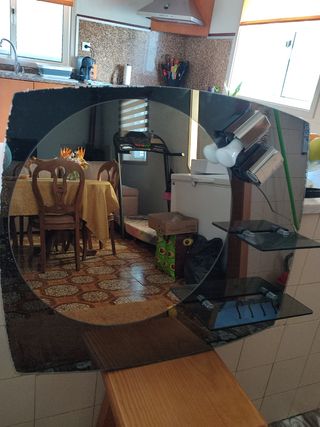 armário de casa de banho está estalado