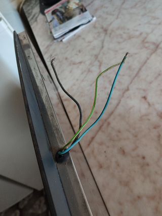 armário de casa de banho está estalado