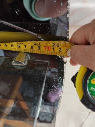 armário de casa de banho está estalado