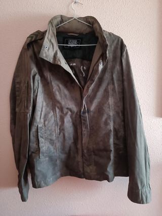 cazadora Guess tonos verdes pistacho y oscuros