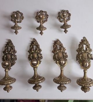 Tiradores bronze macizo. y pesan bastante.