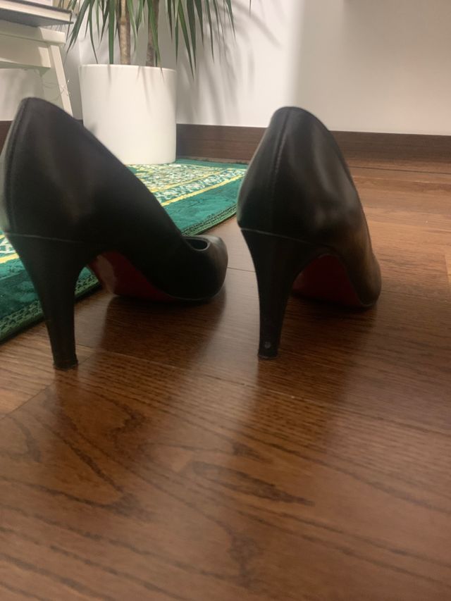 Zapato de tacón de cuero