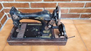 Maquina de coser SINGER muy antigua F753201