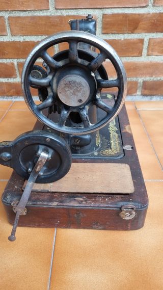 Maquina de coser SINGER muy antigua F753201
