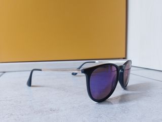 Occhiali da sole in metallo con lenti a specchio