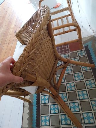 Mesa y silla de mimbre y caña bambú.