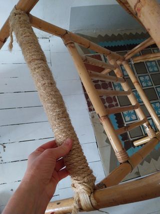 Mesa y silla de mimbre y caña bambú.