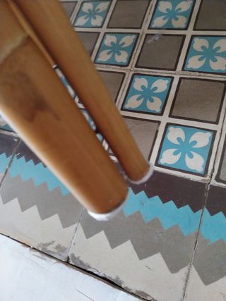 Mesa y silla de mimbre y caña bambú.