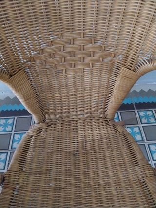 Mesa y silla de mimbre y caña bambú.