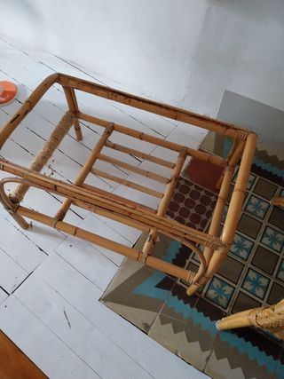 Mesa y silla de mimbre y caña bambú.