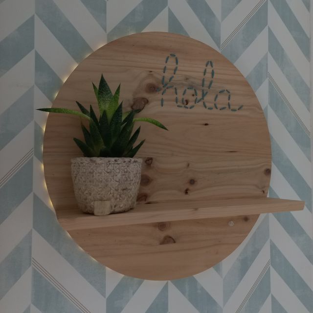 Estanteria de pared con luz