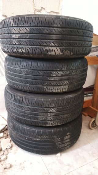 Llantas 16 con neumáticos nuevos. 