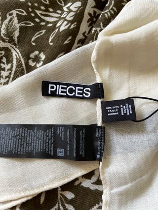 Pañuelo estampado marca PIECES
