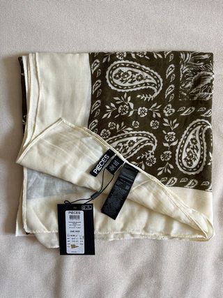 Pañuelo estampado marca PIECES