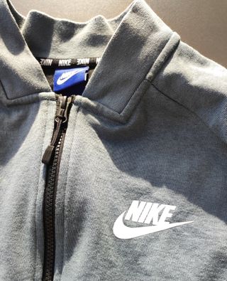 Sudadera sin capucha y con cremallera. T-M