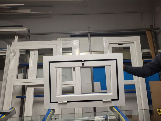 Ventana batiente en color blanco brillo i negro co