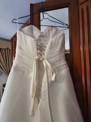 vestido de novia y velo