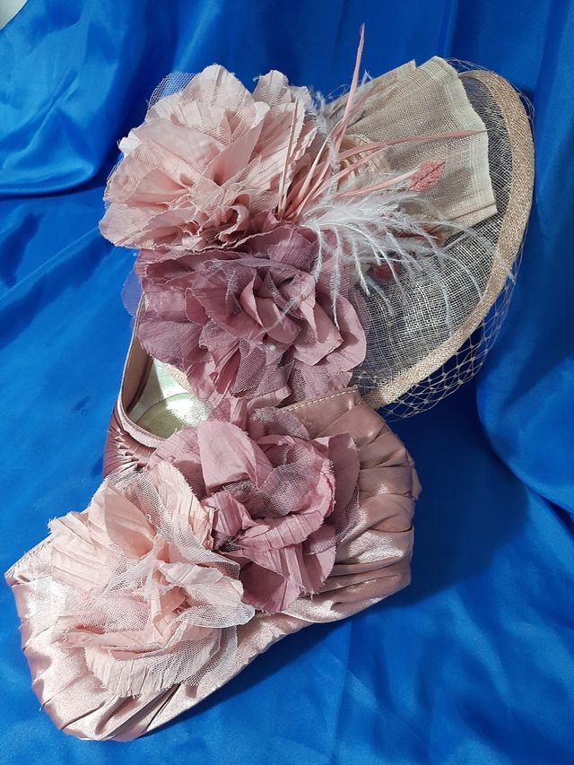 tocado, bolso y zapatos a juego.