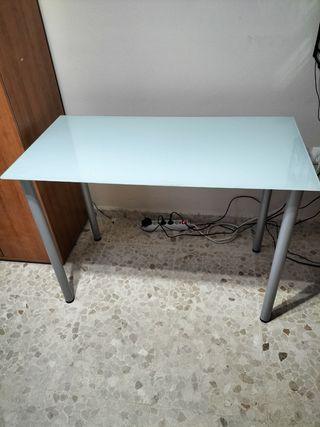 mesa de cristal con patas de acero