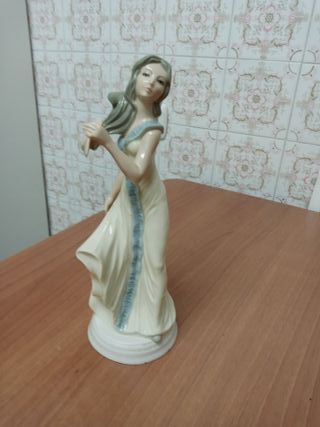 figura femenina Tengra Moldeada Valencia.. Azu