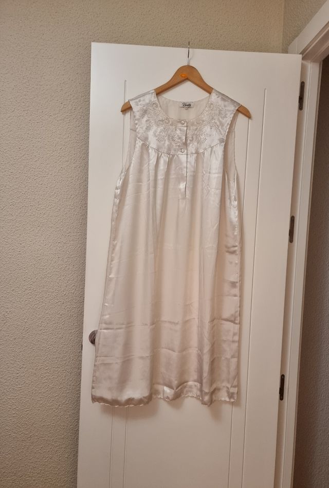 Conjunto camisón y bata de raso, nuevos