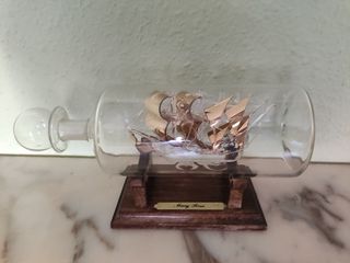 MARY ROSE CON VELAS DORADAS EN BOTELLA DE VIDRIO