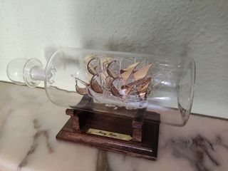 MARY ROSE CON VELAS DORADAS EN BOTELLA DE VIDRIO