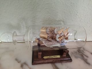 MARY ROSE CON VELAS DORADAS EN BOTELLA DE VIDRIO