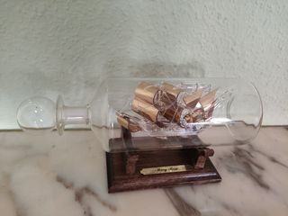 MARY ROSE CON VELAS DORADAS EN BOTELLA DE VIDRIO