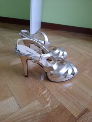 sandalias doradas