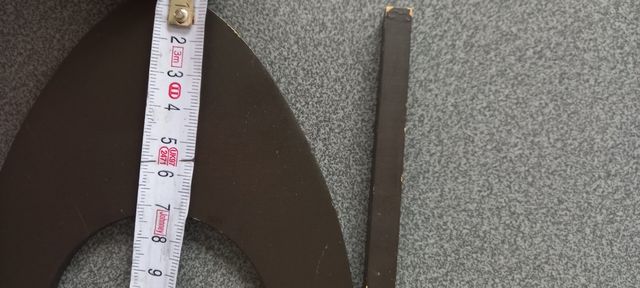 Abrazadera de madera oscura