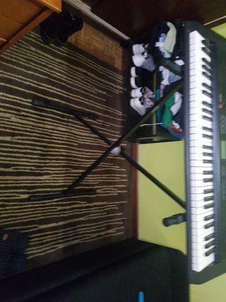 órgano  con soporte y funda para su traslado