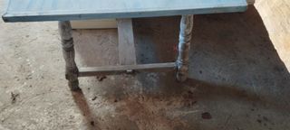 mesa y sillas de exterior de madera