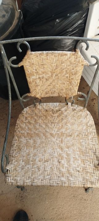 mesa y sillas de exterior de madera