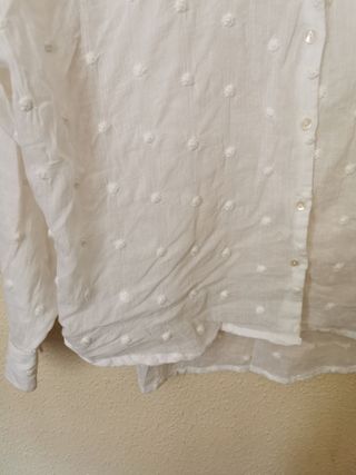 Camisa chica talla M de Stradivarius.