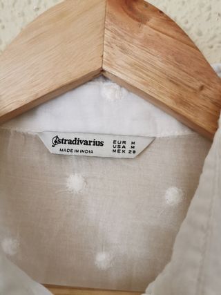 Camisa chica talla M de Stradivarius.