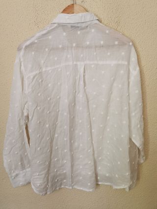 Camisa chica talla M de Stradivarius.