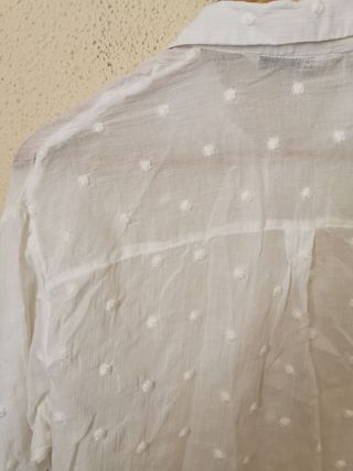 Camisa chica talla M de Stradivarius.