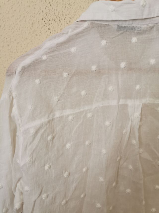 Camisa chica talla M de Stradivarius.