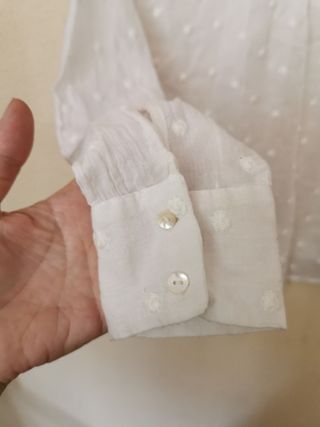 Camisa chica talla M de Stradivarius.