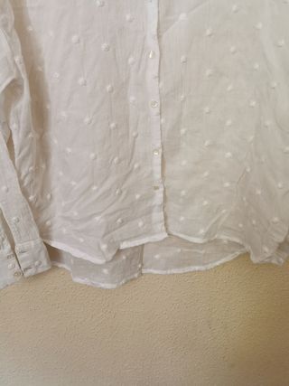 Camisa chica talla M de Stradivarius.