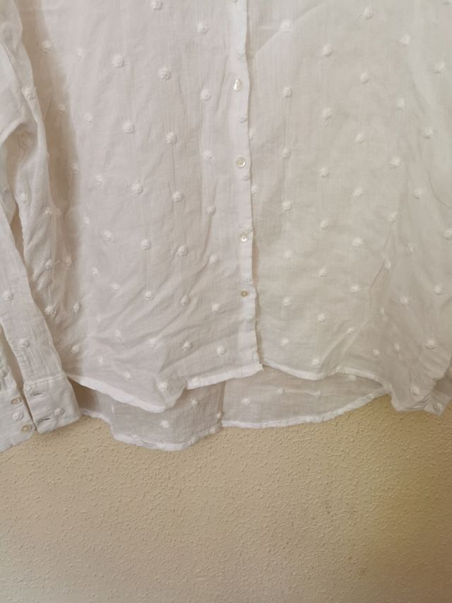 Camisa chica talla M de Stradivarius.